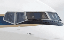 Lần đầu tiên có hoàng hậu làm cơ trưởng, tự lái máy bay Boeing 737 suốt 8 tiếng chở cả đoàn công tác