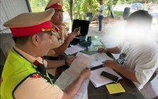Ô tô bị tước phù hiệu vẫn chở khách, tài xế và chủ xe bị phạt gần 29 triệu đồng