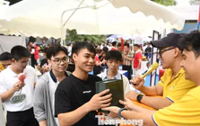 Hàng nghìn người săn quà từ các ngân hàng tại Sóng Festival 2026