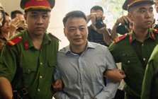 Nụ cười khó hiểu của Shark Bình khi bị dẫn giải đến tòa