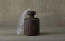 1 kg thép và 1 kg lông vũ có bằng nhau?