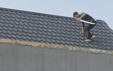Công an Thanh Hóa vây bắt 2 người cầm hung khí cố thủ trên mái nhà