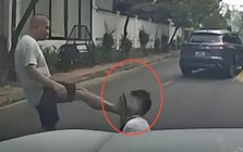 Công an Phú Thọ xác minh kẻ côn đồ chặn xe, đấm đá tài xế gục xuống đường