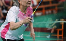 "Bà ngoại Tím" 71 tuổi ở TP.HCM kể chuyện đội nón giấu tóc bạc để được rủ đánh cầu, cái kết dễ thương hết sức