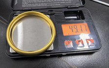 Người phụ nữ mua vòng vàng 999, 1 tháng sau mang đi bán: Thợ vừa cắt một nhát, thứ chảy ra bên trong khiến tất cả đứng hình