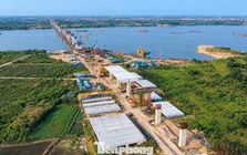 Cầu Hồng Hà lộ hình hài sau một năm thi công