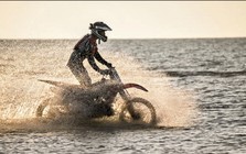 Người đàn ông lái xe máy lao xuống sông, điều xảy ra trong hơn 30 phút sau đó khiến nhiều người kinh ngạc