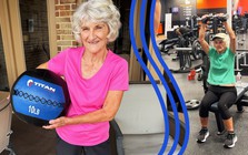 Cụ bà 90 tuổi tập gym để vơi nỗi buồn sau khi chồng qua đời
