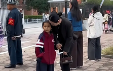 Xinh đẹp đi đón con tan học nhưng sao người mẹ trong ảnh này lại bất ngờ vướng thị phi?