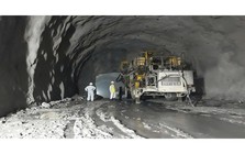 Khối đá lớn đổ sập, tuyến hầm dài nhất ASEAN bị lấp toàn bộ, hơn 1.000 người Việt Nam hò reo vì tạo kỳ tích lớn