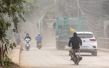 Hà Nội: Bụi cuốn mù đường Hoàng Tăng Bí, người dân khổ sở vì xe tải ngày đêm