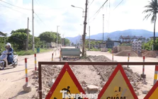 Đường hơn 3km thi công 3 năm vẫn dang dở, người dân khổ sở đi lại