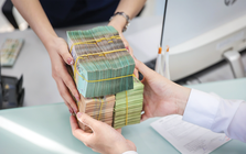 Lãi suất tiết kiệm giảm xuống gần 0% tại một ngân hàng