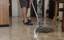 Lần nào nhờ chồng lau nhà cũng có mùi tanh như cá ươn, biết nguyên nhân tôi phải cảnh cáo: "Anh không được làm vậy!"