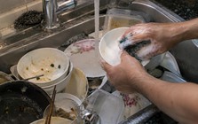 3 lần nhờ chồng rửa bát đều nhớp nháp như bôi mỡ lợn, biết nguyên nhân tôi cảnh cáo: “Anh không được làm vậy!”