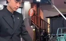 Nam thanh niên 19 tuổi mặc vest ở vỉa hè chỉ lặp lại động tác đơn giản, mỗi tháng kiếm gần 200 triệu đồng