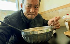 Nam nghệ sĩ SN 1976 sang Mỹ chỉ tìm quán chè, bánh mì, bún, nhắn nhủ 1 người: "Em về Việt Nam đây"