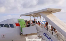 Chuyến bay đầu tiên hạ cánh xuống đường băng mới hơn 3.200 tỷ tại Phù Cát