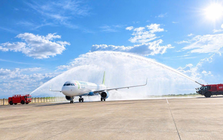 Hôm qua - 29/10, một máy bay của Bamboo Airways từ Trung Quốc hạ cánh tại sân bay Việt Nam được thực hiện nghi thức đặc biệt