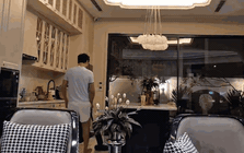 "Nam thần showbiz" cưới vợ thanh mai trúc mã: Rời căn hộ tầng cao, chuyển xuống nhà mặt đất góc nào cũng cực chilll