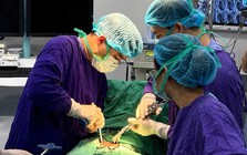 Người đàn ông Lào tắc ruột được bác sĩ Việt mổ cấp cứu bằng kỹ thuật đặc biệt