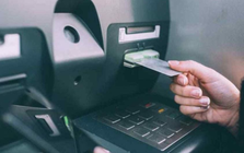 Từ ngày mai 4/10, một ngân hàng dừng chuyển tiền, rút tiền bằng thẻ trong các trường hợp sau