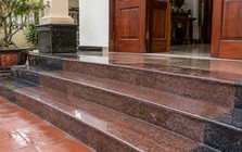 Tại sao ngày càng nhiều gia đình không còn làm bậc tam cấp bằng đá bóng? 2 vật liệu mới đẹp mà đi lại yên tâm hơn