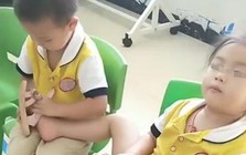 Cô giáo mầm non gửi video ở lớp của con, mẹ xem xong xong vừa ngượng vừa tự hào: Không ngờ có đứa con ga lăng đến vậy!