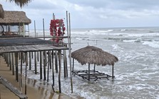 'Trận địa' nhà chồ, hàng quán sai phép lấn chiếm cảnh quan vịnh đẹp thế giới