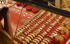 Giá vàng miếng, vàng nhẫn hôm nay (31/10) tại SJC, DOJI, Bảo Tín Mạnh Hải, PNJ,... tiếp tục giảm mạnh tới 2,6 triệu đồng/lượng: Bao nhiêu tiền một chỉ?