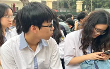Con ôm máy tính cả tối, phụ huynh lo quá lệ thuộc AI