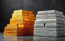 Vàng rơi gần 4%, bạc mất 6%, loạt cá mập mạnh tay "gom hàng"