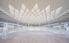 56 kích thủy lực nâng khối mái 'cánh sen' có diện tích gần 20.000 m², nặng 5.300 tấn lên cao