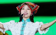 Phương Mỹ Chi đội chiếc khăn Piêu, thẳng thắn nói về tranh cãi “làm buồn lòng khán giả”