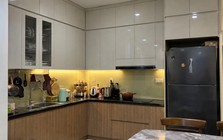 Tại sao ngày càng nhiều gia đình không còn làm tủ bếp kịch trần? 2 cách bố trí mới giúp bếp đẹp, gọn, tối ưu công năng hơn