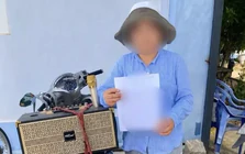 Người phụ nữ chở loa đi khắp làng đòi khoản nợ 100 triệu đồng