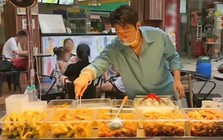 Nam diễn viên SN 1984 bán chân gà rút xương ở phố đi bộ, 3 năm mua 2 căn nhà