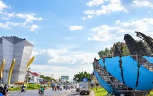 Tháo dỡ quả cầu thép 18 tấn ở cổng chào