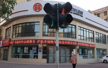 Kỷ lục 670 ngân hàng bị đóng cửa: Chuyện gì đang xảy ra ở nước láng giềng Việt Nam?