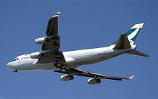Một chiếc Boeing 747 khổng lồ dài hơn 70 m, sải cánh 64 m, sở hữu 4 động cơ, chở được tới 127 tấn hàng, cất cánh từ sân bay Tân Sơn Nhất