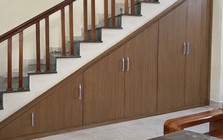 Tại sao ngày càng nhiều gia đình không còn đóng tủ kín gầm cầu thang? 2 cách xử lý mới thoáng mắt, tận dụng không gian tốt hơn