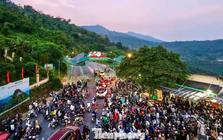 Đông nghịt khách đổ về Ba Vì săn mây từ mờ sáng
