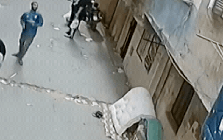 Video thót tim: Khoảnh khắc người đàn ông đỡ đứa trẻ rơi xuống từ ban công trong tích tắc