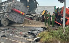 Khoảnh khắc hai xe đầu kéo đối đầu, cabin văng khỏi thân xe ở Hưng Yên