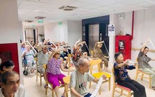 Sáng đưa đi, tối đón về với 200 nghìn đồng/ngày: Dịch vụ bán trú người già xuất hiện ngay giữa đại đô thị tỷ đô của ông Phạm Nhật Vượng