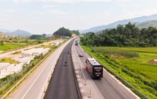 Hơn 120km trên cao tốc Nội Bài - Lào Cai thay đổi ra sao sau một năm mở rộng?