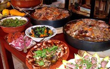 Cô gái ăn buffet 2 tiếng liền, dạ dày phình gấp 5 lần, phải mổ 'tháo' thức ăn