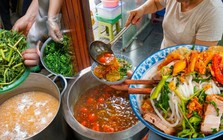 Quán canh bún cua gia truyền ở phố cổ Hà Nội, sợi bún to gấp vài lần bình thường, dùng 5 kg cua đồng cho nồi nước dùng