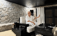 Ông Đặng Lê Nguyên Vũ có căn nhà hang đá kỳ lạ giữa trang trại 600ha: Cửa tròn màu đen, không tivi, không wifi, ở ẩn tại đây suốt 10 năm