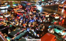 Đường phố ngập sâu, giao thông TPHCM rối loạn trong cơn mưa lớn giờ tan tầm